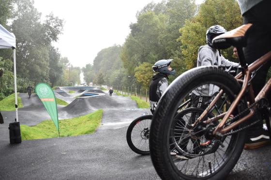 Bickilisek az esőben a pumpapályán