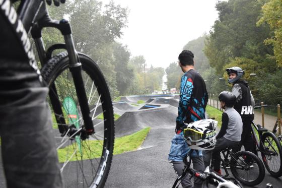 Bickilisek az esőben a pumpapályán
