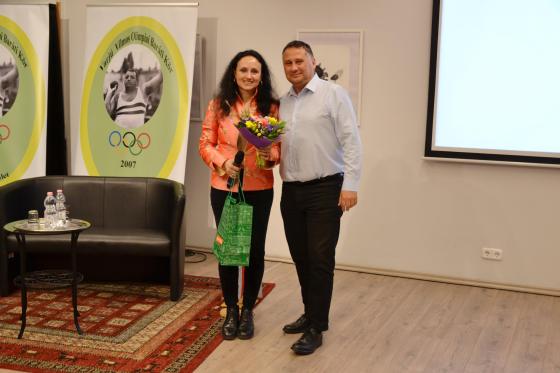 Kovács Péter polgármester ajándékot ad át Mohamed Aida hétszeres olimpikonnak