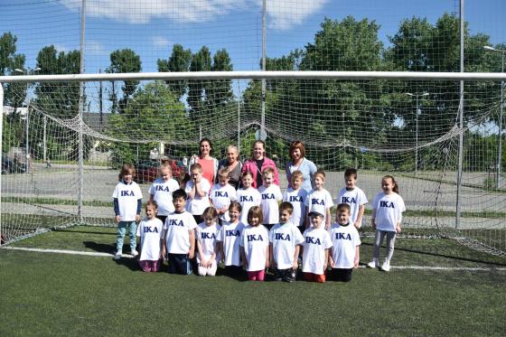 Ács Anikó alpolgármester asszony és az egyik óvodás nagycsoport közös fotót készített