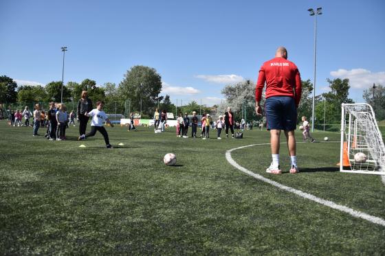 Az Ikarus sportnapján kapura is rúghattak a kisgyerekek, ebben az ott dolgozó edzők segítettek nekik
