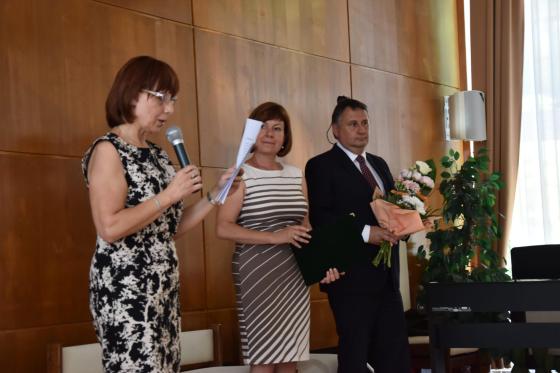 Kovács Péter polgármester Ács Anikó alpolgármester asszony, és Kiss Marianna, a Kertvárosi Egészségügyi Szolgálat főigazgatója díjakat adnak át