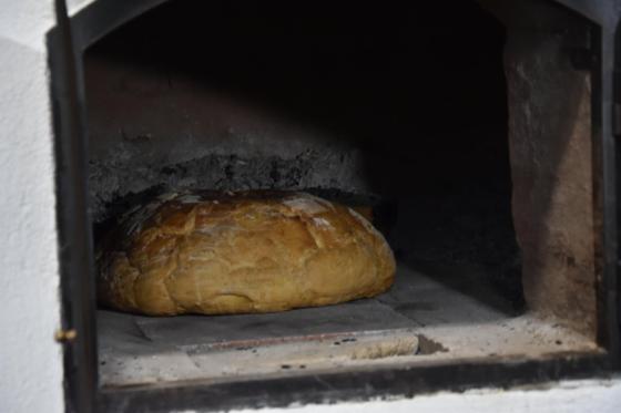 Friss, ünnepi  kenyerek a Kertvárosi tanyaudvarban