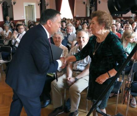 Kovács Péter polgármester gratulál az egyik díjazottnak