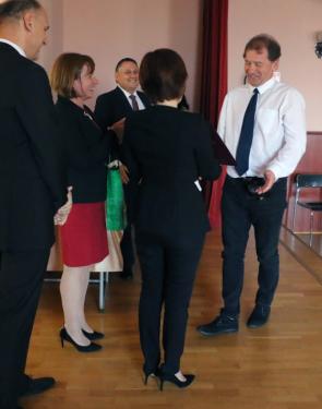 Kovács Péter polgármester, Szász József alpolgármester és Ács Anikó alpolgármesterasszony díjat adnak át