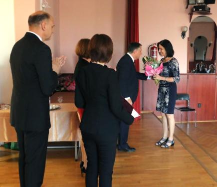 Kovács Péter polgármester, Szász József alpolgármester és Ács Anikó alpolgármesterasszony díjat adnak át