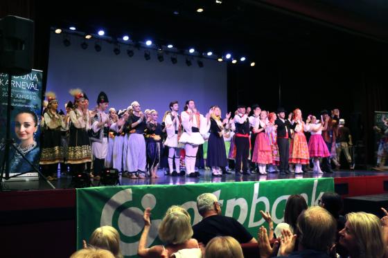 A nemzetközi néptánc seregszemle részvevői az Erzsébetligeti Színház színpadán