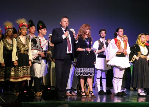 Kovács Péter polgármester és Szabó Csilla, az Erzsébetligeti Színház igazgatója nyitották meg az idei Lánchíd Néptáncversenyt