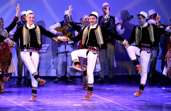 Észak-Macedónia férfi táncegyüttesének produkciója