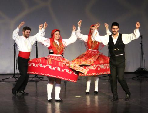 a versenyen kívüli produkciókban Görögország, Olaszország és Portugália csapatai alatt dübörgött a színpad