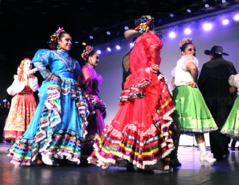 a versenyen kívüli produkciókban Görögország, Olaszország és Portugália csapatai alatt dübörgött a színpad