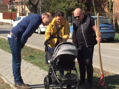 Szász József alpolgármester egy kerületi kisgyermekes szülővel beszélget