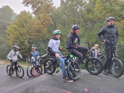 Fiatalok a Hermina Bringaparkban