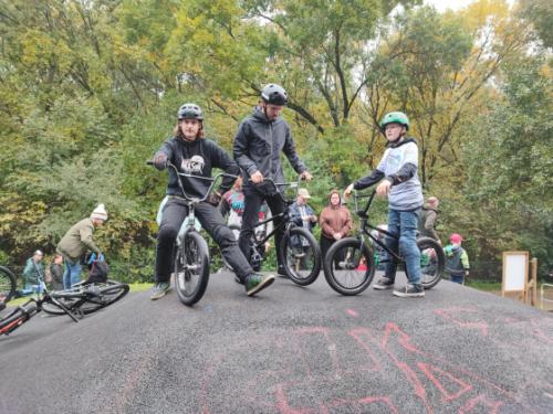 Fiatalok a Hermina Bringaparkban