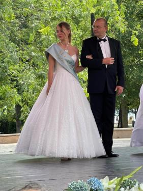Kemecsey Anna Viktória kisérőjével