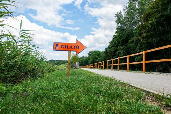 tábla a Naplás-tavi kilátó felé