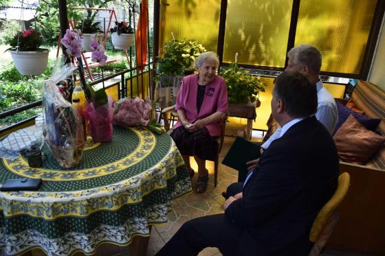 Vizer Jánosné köszöntése születésnapja alkalmából.