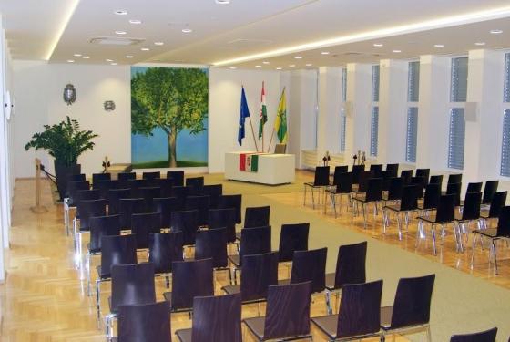 Házasságkötő terem széksorok