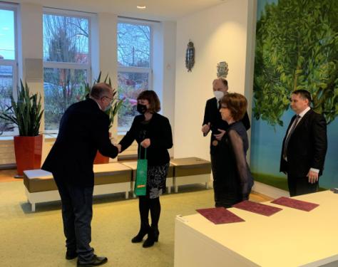 Ács Anikó alpolgármesterasszony átadja a Kerületi Pedagóguselismerések egyikét