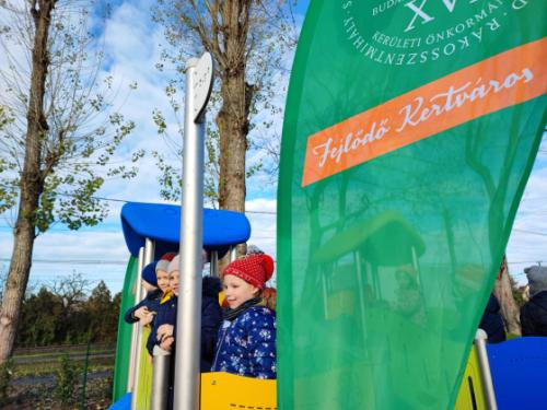 Új játszótérnek örülhetnek a gyerekek a Lapát utcában.