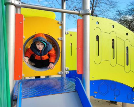 Új játszótérnek örülhetnek a gyerekek a Lapát utcában.