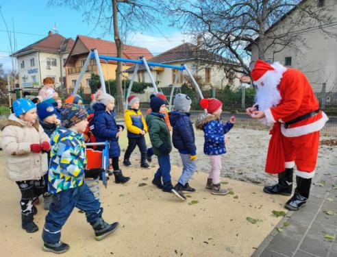 Új játszótérnek örülhetnek a gyerekek a Lapát utcában.