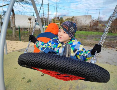 Új játszótérnek örülhetnek a gyerekek a Lapát utcában.