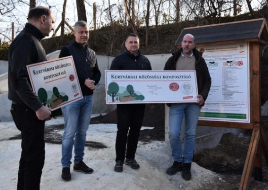 Szatmáry Kristóf országgyűlési képviselő, Kovács Péter polgármester, Szász József alpolgármester és Csillik Kristóf Kerület Gazda szolgáltató szervezet igazgatója az új közösségi komposztáló előtt