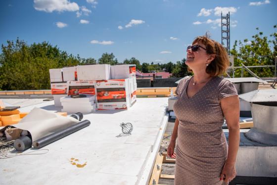 Ács Anikó alpolgármester szemlézi a munkálatokat az építkezésen.