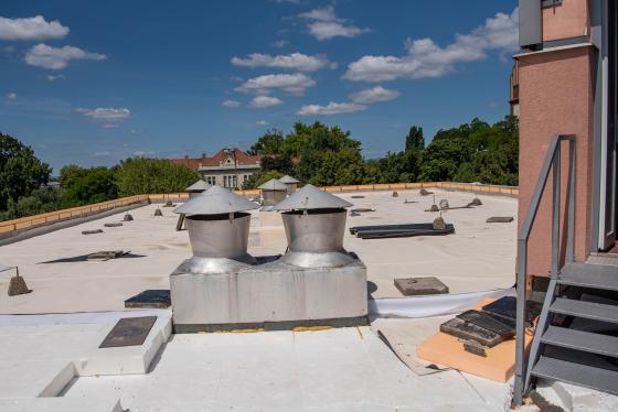 Készülő tetőszigetelés.