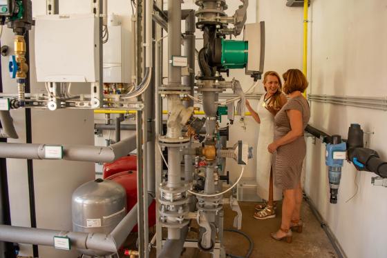 Ács Anikó alpolgármester szemlézi a munkálatokat az építkezésen.