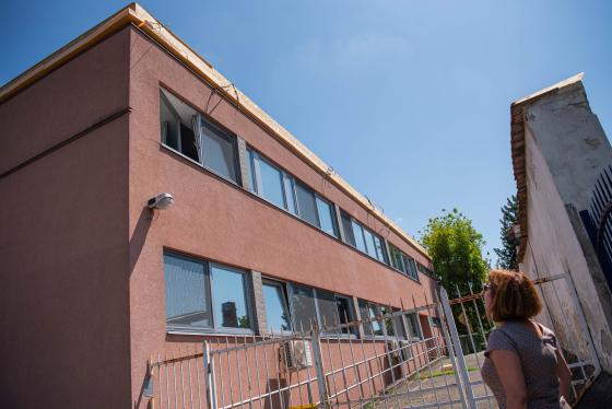 Ács Anikó alpolgármester szemlézi a munkálatokat az építkezésen.