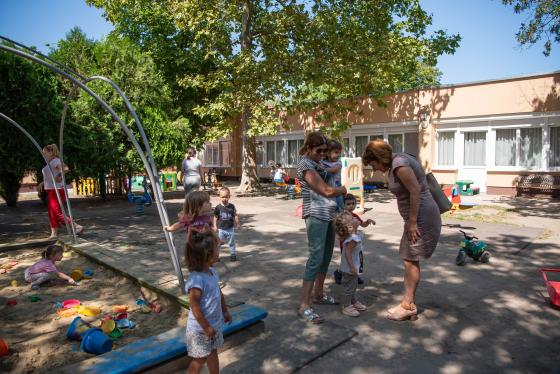 Ács Anikó alpolgármester óvodások körében.