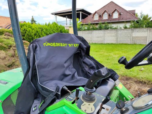 A kivitelező markolója.