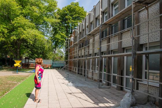 Ács Anikó alpolgármester szemlézi a munkálatokat az építkezésen.