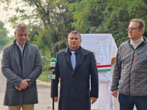 Kovács Péter polgármester, Szatmáry Kristóf országgyűlési képviselő és Kovács Raymund önkormányzati képviselő átadják a felújított Zsenge utcát.