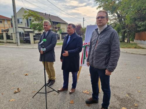 Kovács Péter polgármester, Szatmáry Kristóf országgyűlési képviselő és Kovács Raymund önkormányzati képviselő átadják a felújított Zsenge utcát.