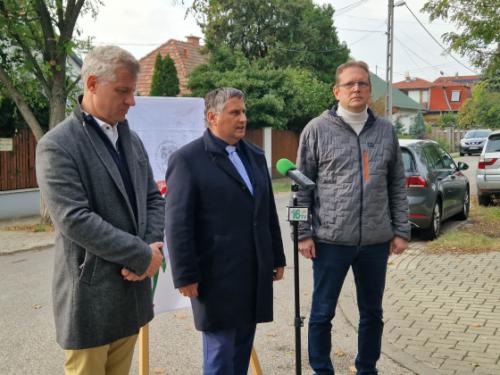 Kovács Péter polgármester, Szatmáry Kristóf országgyűlési képviselő és Kovács Raymund önkormányzati képviselő átadják a felújított Zsenge utcát.