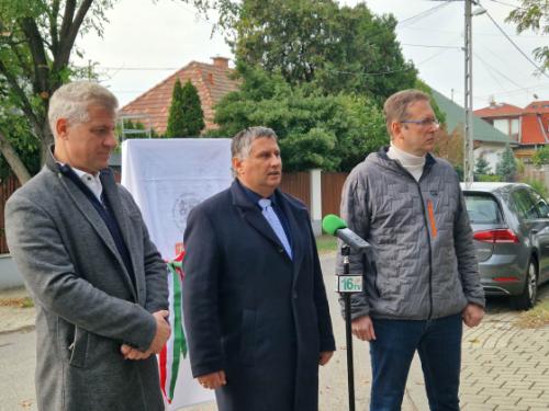 Kovács Péter polgármester, Szatmáry Kristóf országgyűlési képviselő és Kovács Raymund önkormányzati képviselő átadják a felújított Zsenge utcát.