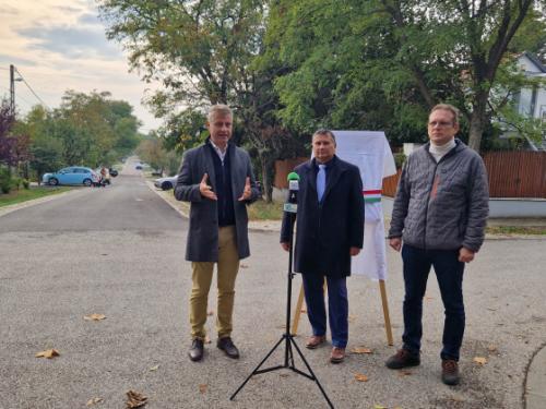 Kovács Péter polgármester, Szatmáry Kristóf országgyűlési képviselő és Kovács Raymund önkormányzati képviselő átadják a felújított Zsenge utcát.