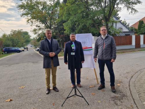 Kovács Péter polgármester, Szatmáry Kristóf országgyűlési képviselő és Kovács Raymund önkormányzati képviselő átadják a felújított Zsenge utcát.