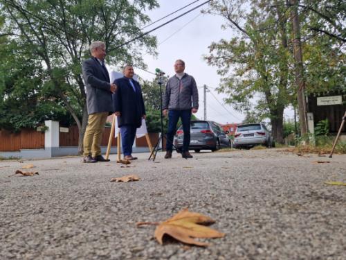 Kovács Péter polgármester, Szatmáry Kristóf országgyűlési képviselő és Kovács Raymund önkormányzati képviselő átadják a felújított Zsenge utcát.