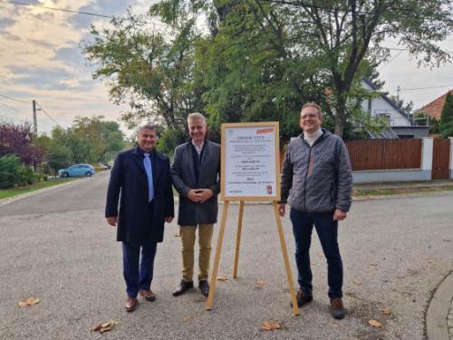 Kovács Péter polgármester, Szatmáry Kristóf országgyűlési képviselő és Kovács Raymund önkormányzati képviselő átadják a felújított Zsenge utcát.