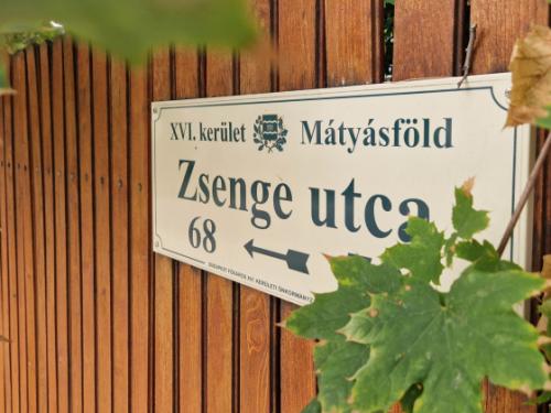 Zsenge utca táblája a kerítésen