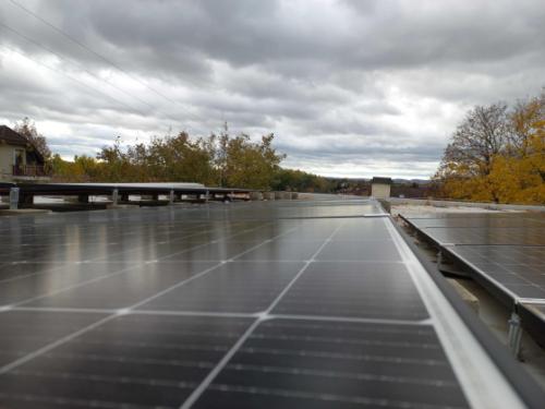 Napelemek a Margaréta Óvoda épületének a tetején.