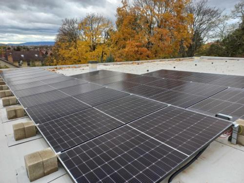 Napelemek a Margaréta Óvoda épületének a tetején.