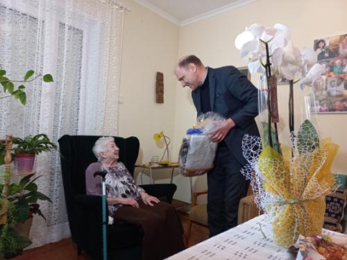 Pölhe Józsefné köszöntése 90. születésnapja alkalmából.