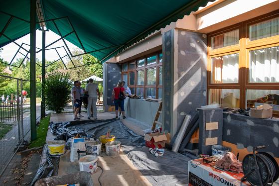 Zajló munkálatok az építkezésen.