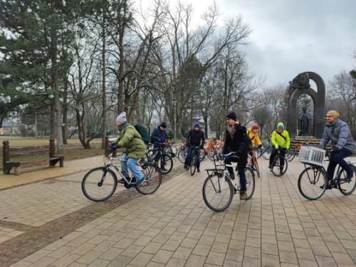 A szervezők és a résztvevők elindulnak a kerékpáros bejárásra
