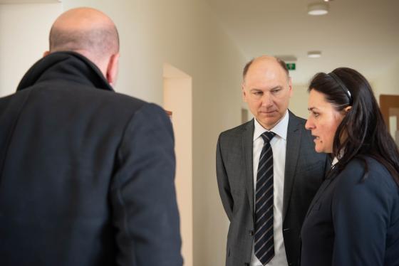 Szász József alpolgármester a vendégekkel beszélget.